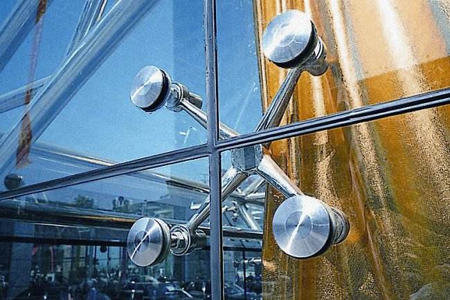沈陽玻璃幕墻廠家教你如何防止玻璃幕墻橫梁外傾？